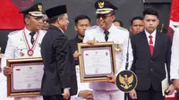 Menteri Dalam Negeri Tito Karnavian memberikan penghargaan Penyelenggaraan Pemerintahan Daerah Berkinerja Tertinggi secara nasional kepada Wali kota Denpasar, IGN Jaya Negara, Sabtu (29/4/2023).