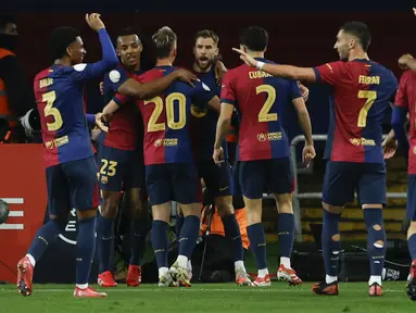 Pemain Barcelona merayakan gol ke gawang Atletico Madrid yang dicetak oleh Inigo Martinez dalam laga leg 1 semifinal Copa del Rey 2024/2025 di Estadi Olimpic Lluis Companys, Barcelona, Rabu (26/02/2025) dini hari WIB. (AP Photo/Joan Monfort)