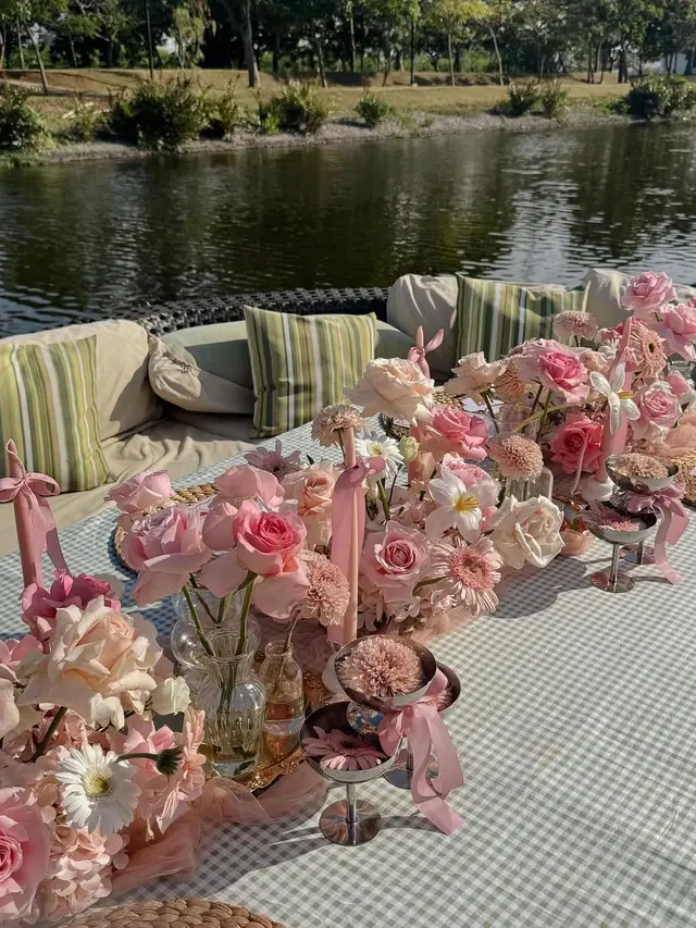 Tampilan Dreamy Hanggini dengan Dress Pink Saat Dapat Kejutan Ulang Tahun dari Lutfhi Aulia di Tengah Danau