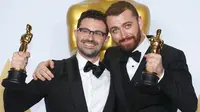 Jimmy Napes dan Sam Smith berpose dengan piala oscar usai meraih penghargaan lagu Orisinal Terbaik Oscar 2016 untuk film James Bond "Spectre" berjudul "Writing's on the Wall"  (REUTERS/Mike Blake)