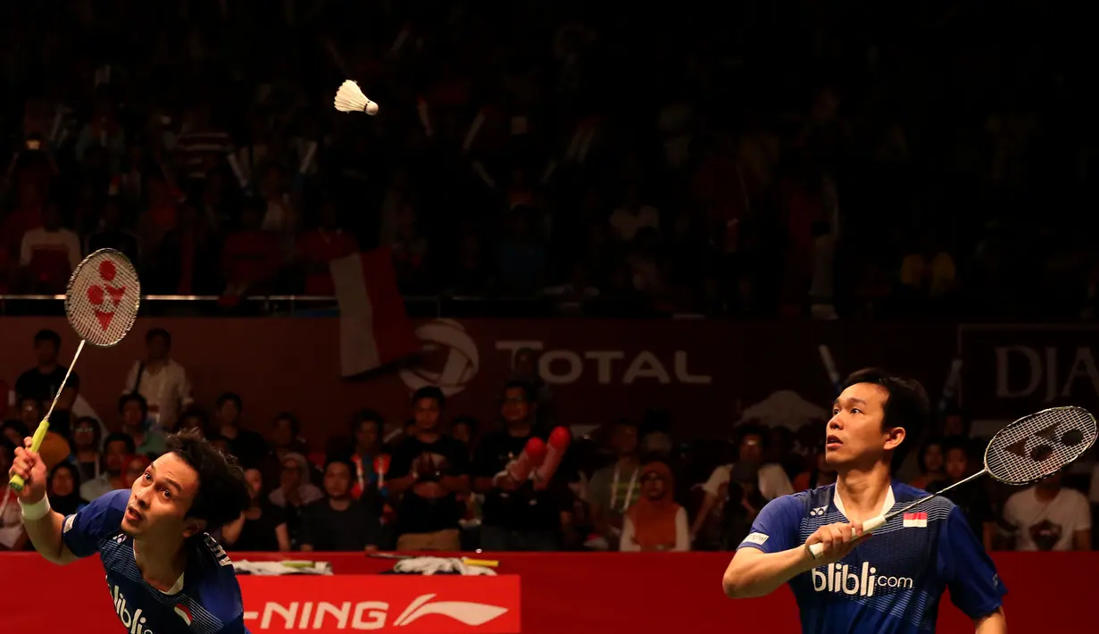 Permainan yang cerdik menjadi senjata bagi Ahsan/Hendra untuk meredam kecepatan Lee Yong-dae/Yoo Yeon-seong. (Bola.com/Arief Bagus)