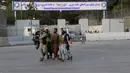 Pasukan Taliban berjalan di depan gerbang Bandara Internasional Hamid Karzai, Kabul, Afghanistan, Sabtu (28/8/2021). Taliban menutup akses menuju Bandara Kabul bagi sebagian besar calon pengungsi untuk mencegah kerumunan setelah serangan bom bunuh diri. (AP Photo/Wali Sabawoon)