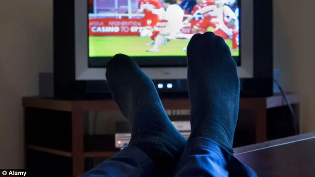 Надо телевизора. Ноги перед телевизором. Нога для телевизора. Ноги у телека. Ноги на диване у телевизора.