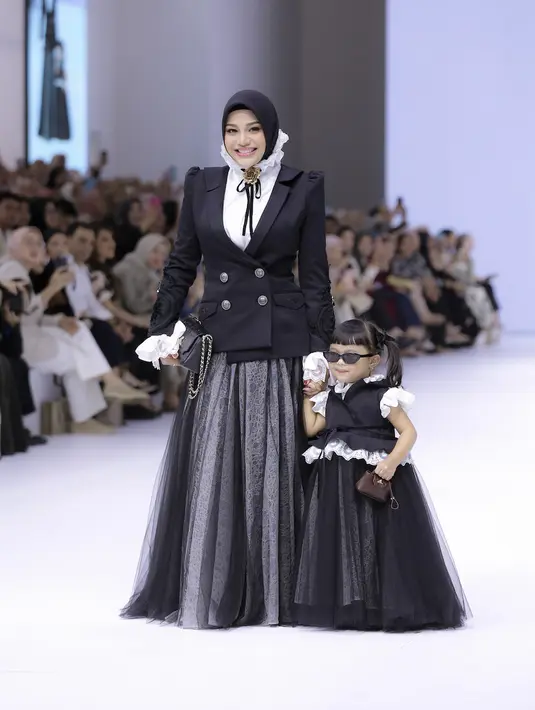 Ameena tampak menjinjing tas kecil bernuansa coelat. Ia juga melengkapi gayanya dengan kacamata yang tampak begitu menggemaskan.  [Foto: Fimela.dok/ Daniel Kampua]