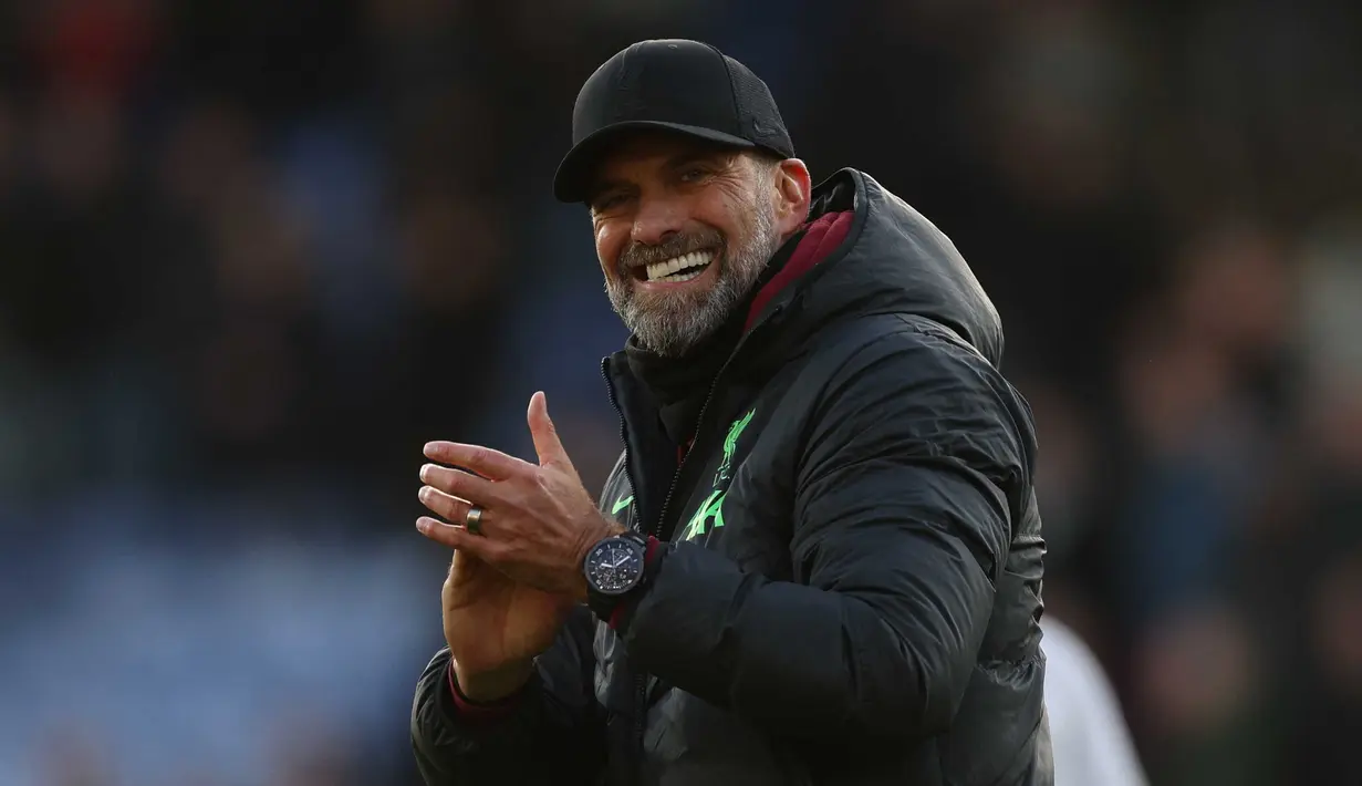 Jurgen Klopp berselebrasi di lapangan setelah pertandingan sepak bola Liga Premier Inggris antara Crystal Palace dan Liverpool di Selhurst Park, London selatan, 9 Desember 2023. Liverpool memenangkan pertandingan dengan skor 2-1. (Adrian DENNIS/AFP)