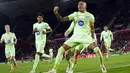 Pemain Barcelona, Raphinha merayakan golnya ke gawang Mallorca pada laga lanjutan Liga Spanyol 2024/2025 di Stadion Mallorca Son Moix, Mallorca, Spanyol, Rabu (04/12/2024) dini hari WIB. (AP Photo/Jose Breton)
