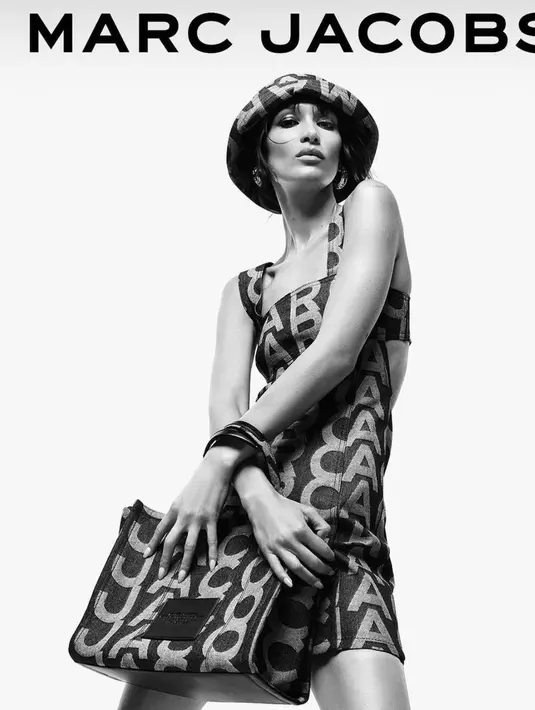 Tampil menjadi bintang Marc Jacobs, Bella Hadid tampil begitu memukau dengan mini dress dan tote bag ikonis. [Foto: Instagram/ Bella Hadid]