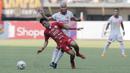 Gelandang Persija Jakarta, Sandi Sute, terjatuh saat berebut bola dengan pemain Perseru Badak Lampung, Marquinhos, pada laga Liga 1 2019 di Stadion Patriot, Bekasi, Minggu (1/9). Persija takluk 0-1 dari Badak Lampung. (Bola.com/M Iqbal Ichsan)