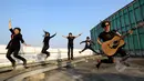 SHE (Sound and Harmony Eclectic) yang terbentuk sejak 26 Februari 2000 ini pernah memiliki dua orang vokalis sebelum Destyn. Band SHE saat menyambangi kantor Liputan6.com di SCTV Tower, Jakarta, Rabu (20/5/2015). (Liputan6.com/Faisal R Syam)
