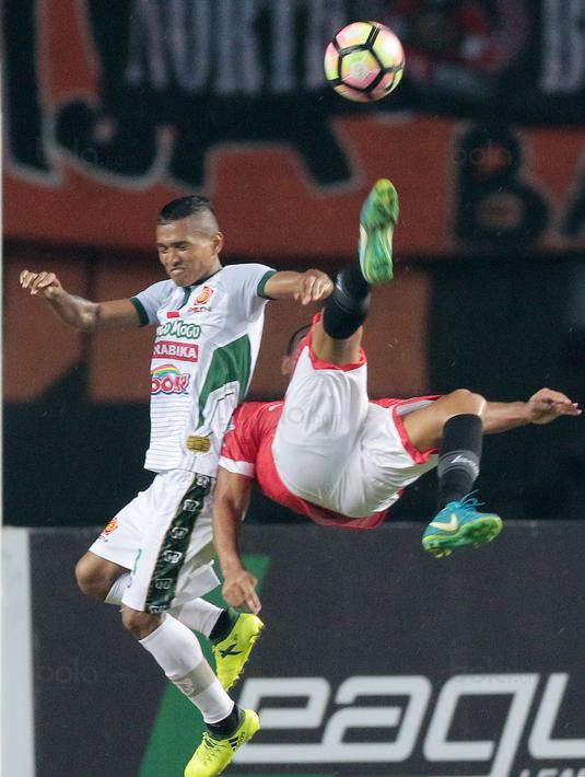 Aksi pemain Persija Jakarta, Bruno Lopes (kanan) melakukan tendangan salto saat berduel dengan pemain PS TNI, Abduh Lestaluhu pada laga Liga 1 2017 di Stadion Patriot Bekasi, Sabtu (29/9/2017). Persija menang 4-1. (Bola.com/Nicklas Hanoatubun)