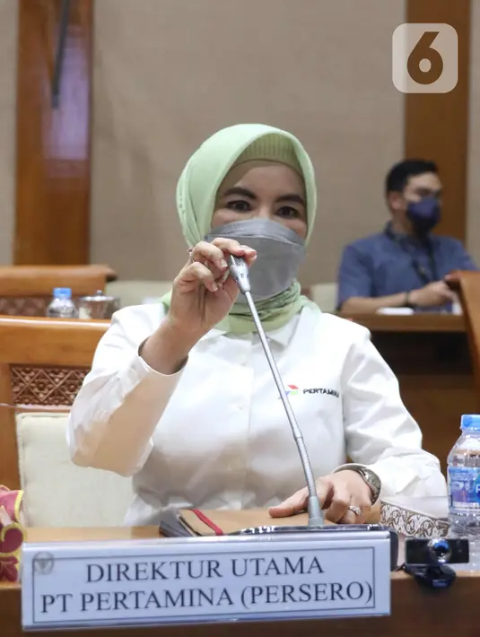 Dirut PT Pertamina (Persero) Nicke Widyawati mengikuti Rapat Dengar Pendapat (RDP) dengan Komisi VII DPR di kompleks Parlemen, Senayan, Jakarta, Senin (5/4/2021). RDP tersebut membahas kebakaran tangki minyak milik Pertamina RU VI Balongan, Indramayu, Jawa Barat. (Liputan6.com/Angga Yuniar)