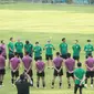 Timnas Indonesia berlatih di Kota Bandung jelang pertandingan FIFA matchday kontra Bangladesh yang bakal digelar di Stadion Si Jalak Harupat, Bandung, pada 1 Juni mendatang. (Bola.com/Erwin Snaz)