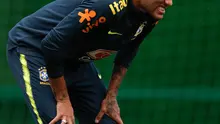 Striker Brasil, Neymar meringis merasakan sakit di pergelangan kaki kanannya pada sesi latihan di Sochi, Selasa (19/6). Neymar berhenti berlatih untuk persiapan pertandingan Piala Dunia kedua timnas Brasil melawan Kosta Rika. (AFP PHOTO / Adrian DENNIS)