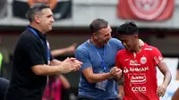 Pemain Persija, Resky Fandi Witriawan (kanan), merayakan gol yang dicetaknya ke gawang Bali United bersama pelatih Persija, Thomas Jens Uwe Doll, dalam lanjutan BRI Liga 1 di Stadion Patriot Candrabhaga, Bekasi. Minggu (15/1/2023). (Bola.com/Arief Bagus).