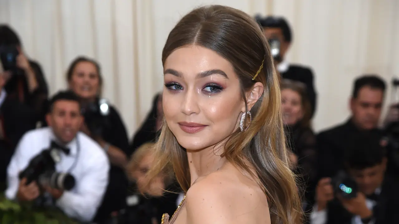 Adu Cantik Gigi dan Bella Hadid di Met Gala 2018