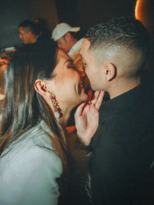 Tidak diketahui pasti kapan keduanya telah berpacaran. Namun yang pasti, sang kekasih turut hadir di acara ulang tahun Alyssa Daguise yang digelar minggu lalu  [instagram/wilsn_94]