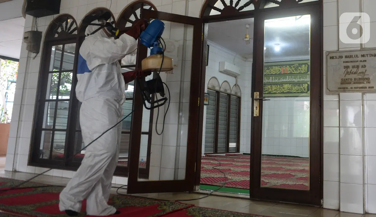 Petugas Dewan Masjid Indonesia (DMI) menyemprotkan cairan disinfektan di Masjid Hablul Muttaqin, Pejambon, Gambir, Jakarta Pusat, Jumat (6/3/2020). Kegiatan ini dilakukan untuk menjaga kebersihan masjid sekaligus mengantisipasi penyebaran virus corona (COVID-19). (Liputan6.com/Angga Yuniar)
