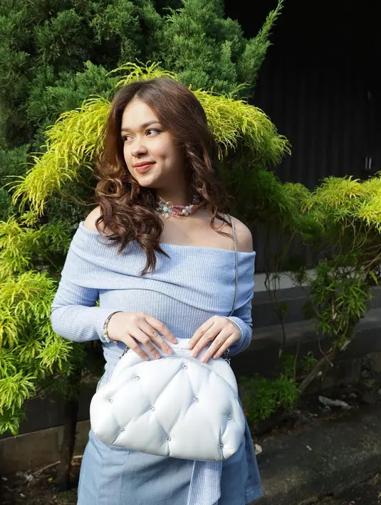 Rebecca Klopper dengan off-the-shoulder knitted top berwarna biru muda yang lembut. Atasannya ini dipadu dengan mini skirt berwarna biru yang senada. Foto: Instagram.