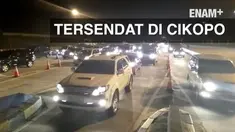 Kondisi gerbang tol Cikopo h-5 mulai tersendat, antrian kendaran membuat pemudik beristirahat ditepi jalan tol