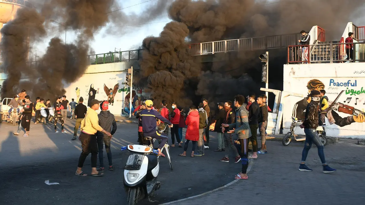 Demonstran Irak anti pemerintah di Baghdad.