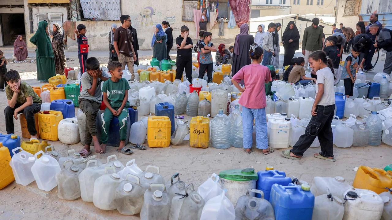 FOTO: Warga Gaza Antre Air Bersih di Tengah Krisis Kemanusiaan Berkepanjangan