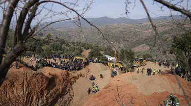 Warga menyaksikan petugas berusaha menyelamatkan bocah lelaki berusia 5 tahun yang jatuh ke dalam sumur di dekat kota Bab Berred dekat Chefchaouen, Maroko (4/2/2022). Bocah itu, yang diidentifikasi sebagai Rayan, jatuh ke dalam sumur sedalam 32 meter (105 kaki). (AP Photo/Mosa'ab Elshamy)