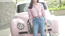 <p>Warna pastel juga bisa digunakan dengan atasan kemeja crop top dipadukan bawahan denim. Kombinasikan dengan sling bag dan alas kaki warna putih. @shandyaulia</p>