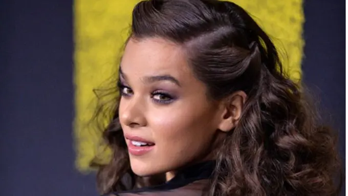 Tips Rambut Curly Bervolume Tahan Lama ala Hailee Stainfeld