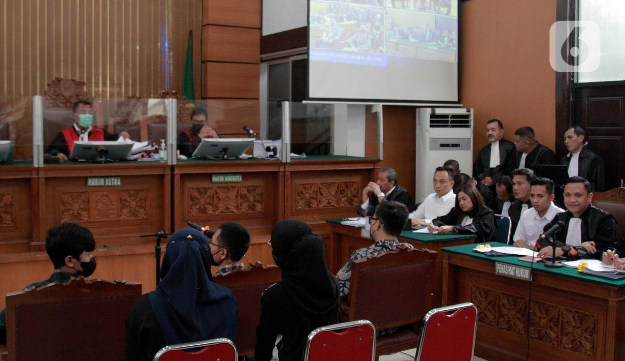 Terdakwa Ricky Rizal dan Richard Eliezer menjalani sidang lanjutan pemeriksaan saksi kasus pembunuhan berencana Brigadir Yosua Hutabarat atau Brigadir J di Pengadilan Negeri Jakarta Selatan, Senin (7/11/2022). Sidang lanjutan kasus Ferdy Sambo kali ini ada penggabungan terdakwa, Eliezer, Ricky Rizal dan Kuat Ma'ruf. (Liputan6.com/Johan Tallo)