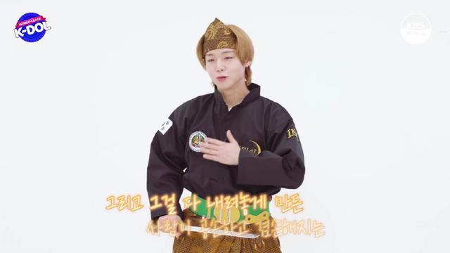 Park Jihoon belajar pencak silat. (Tangkapan layar YouTube/  KBS WORLD Indonesian)