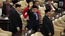 Ketua MPR Zulkifil Hasan melambaikan tangan ke arah wartawan saat pelantikan Wakil Pimpinan MPR, Jakarta, Senin (26/3). MPR resmi memiliki delapan pimpinan. (Liputan6.com/JohanTallo)