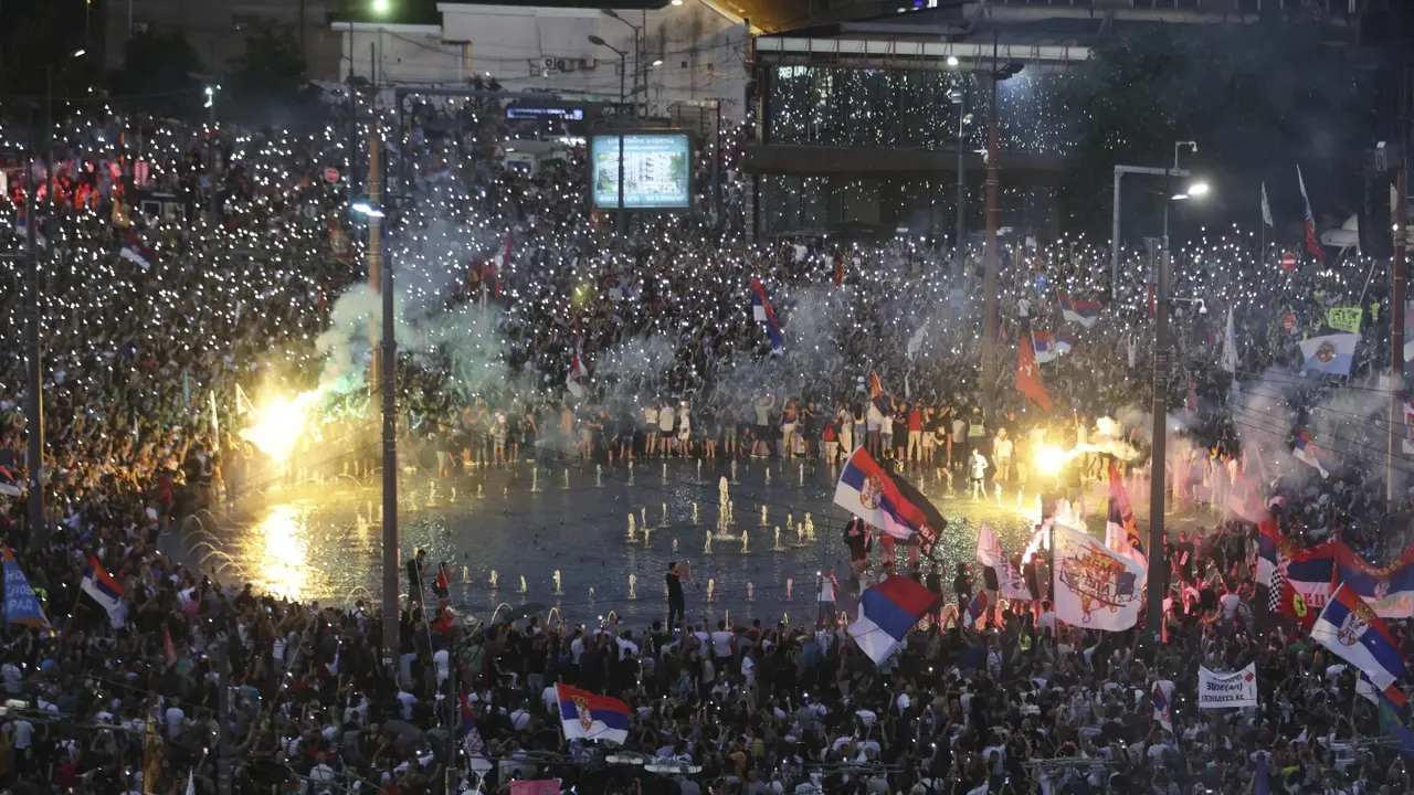 Petugas bentrok dengan demonstran di Ibu Kota Beograd, Serbia, Sabtu (28/6/2025). (AP/Marko Drobnjakovic)