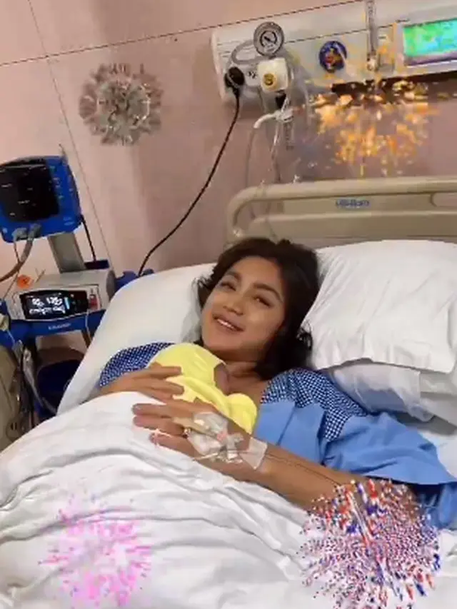 6 Potret Jessica Iskandar Momong Buah Hati Kedua, Penampilannya Curi Perhatian