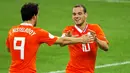 Dutch forward Ruud van Nistelrooy and midfielder Wesley Sneijder celebrates after scoring the second goal during their Euro 2008 Group C football match againts Italy on June 9, 2008 at the stade de Suisse in Bern. AFP PHOTO/FABRICE COFFRINI