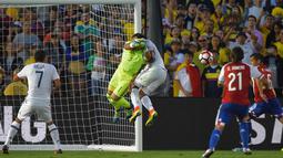 Kiper Paraguay,  Justo Villar menghalau bola dari kejaran pemain Kolombia, Jeison Murillo pada laga penyisihan grup A Copa America Centenario 2016 di Stadion Rose Bowl, Pasadena, AS, (8/6/2016) WIB. (AFP/Mark Ralston)
