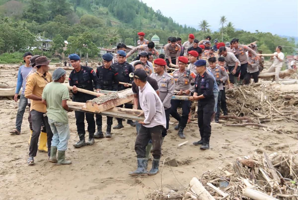 FOTO: Aparat Kepolisian dan Warga Bangun Jembatan Darurat Pasca Banjir Bandang di Rikit Gaib