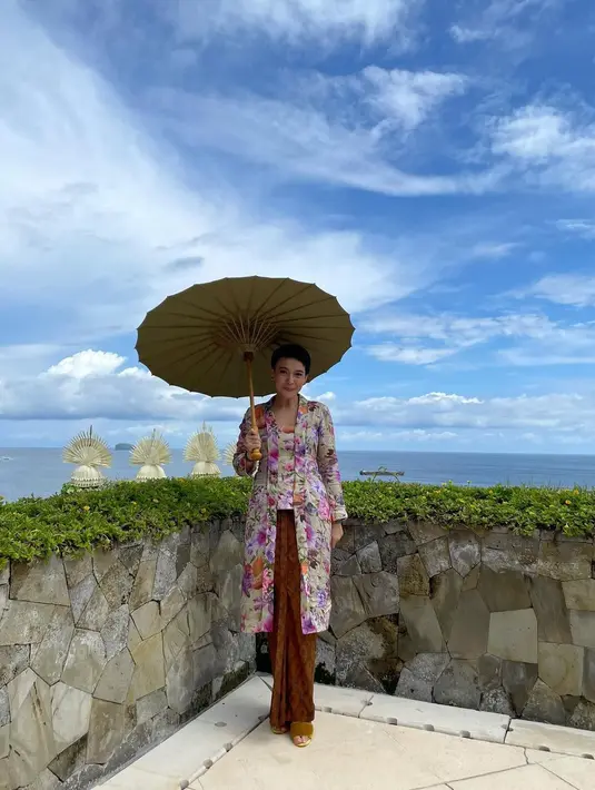 Fikha Effendi yang tampil luar biasa elegan dalam balutan kebaya kutubaru klasik. Kebaya kutubaru yang dikenakannya panjang dengan motif floral bernuansa keunguan yang cantik, dipadu dengan kain batik cokelat sebagai bawahan. [@ficzze]