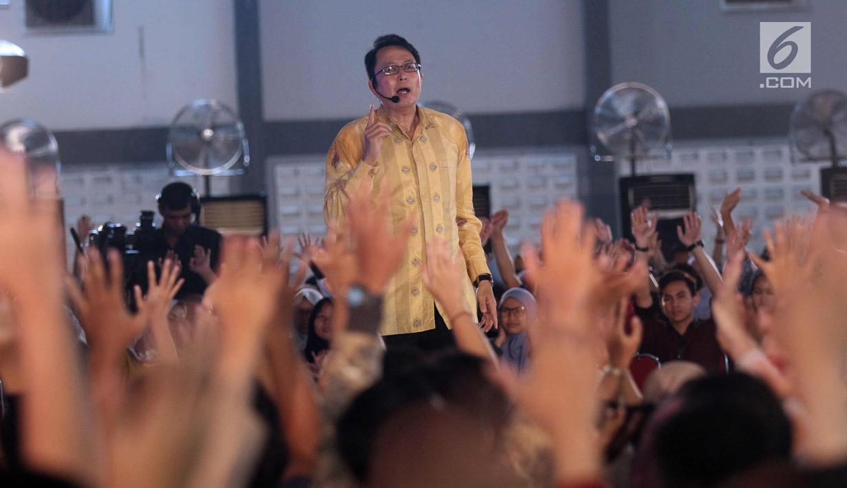 Motivator Ulung, Tung Desem Waringin saat memberikan motivasi dan berinteraksi dengan para peserta EGTC di gelaran Emtek Goes To Campus 2017 di Universitas Telkom, Bandung, Kamis (30/11). (Liputan6.com/Helmi Fithriansyah)