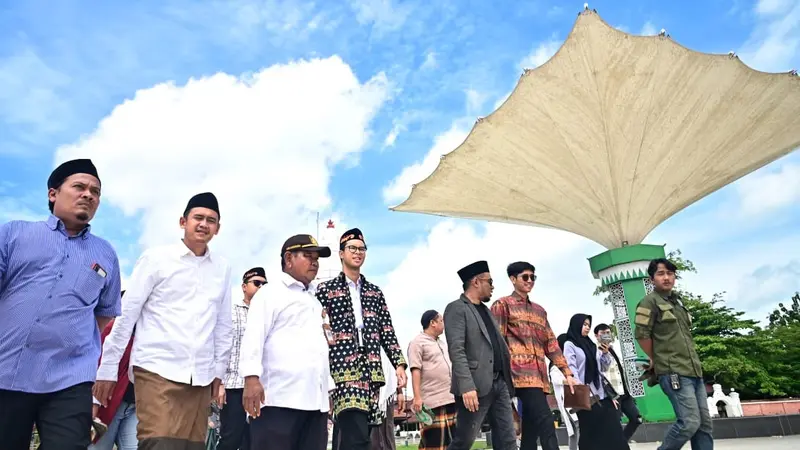 Putra dari calon presiden (capres) nomor urut 3 Ganjar Pranowo, Muhammad Zinedine Alam Ganjar berkunjung ke kawasan bersejarah di Serang, Banten pada Selasa 16 Januari 2024.