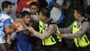 Pegulat Kalimantan Selatan, Agus Setia, diamankan petugas keamanan karena menimbulkan kericuhan usai bertanding pada PON XIX Jawa Barat di GOR Saparua, Bandung, Selasa (27/9/2016). (Bola.com/Vitalis Yogi Trisna)