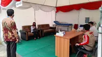 Seorang peserta tes seleksi CPNS di Mamuju datang ke lokasi ujian dengan hasil swab antigen positif (Liputan6.com/Abdul Rajab Umar)