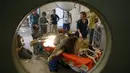 Staf kebun binatang dan dokter hewan mempersiapkan Samuni, singa delapan tahun untuk menjalani pembedahan pengangkatan tumor dari perutnya di Ramat Gan Safari Zoo, Tel Aviv, Israel, Rabu (29/7/2015). (REUTERS/Baz Ratner)