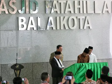 Presiden Joko Widodo didampingi Menteri Agama Lukman Hakim Syaifuddin dan Gubernur DKI Jakarta Basuki Tjahaja Purnama saat menandatangani prasasti peresmian Masjid Fatahillah Komplek Balai Kota, Jakarta, (29/1/2016). (Liputan6.com/Faizal Fanani)