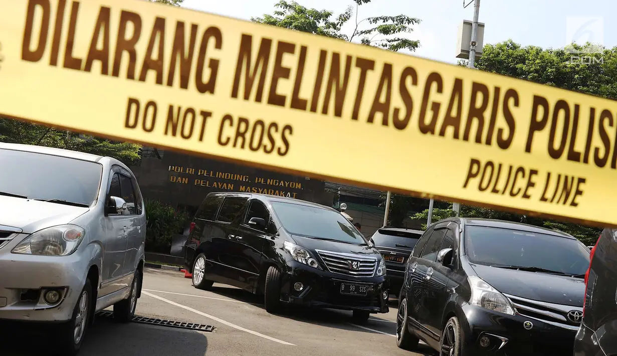 Sejumlah mobil curian diperlihatkan di Polres Metro Jakarta Selatan, Senin (30/4). Polisi berhasil menangkap 10 orang tersangka spesialis pencurian mobil dan penadah di kawasan Subang. (Liputan6.com/Immanuel Antonius)