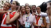 Model Bella Hadid (tengah) berpose saat foto bersama dengan gadis-gadis grid menjelang perlombaan Formula Satu, di arena pacuan kuda Monaco, di Monaco, (27/5). (AP Photo / Luca Bruno)
