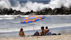 Para pengunjung duduk di Pantai Venice di Los Angeles (13/5/2020). Los Angeles County membuka kembali pantai-pantainya pada Rabu dalam pelonggaran terbaru pembatasan coronavirus yang telah menutup sebagian besar ruang publik dan bisnis California selama hampir dua bulan. (AP/Mark J. Terrill)