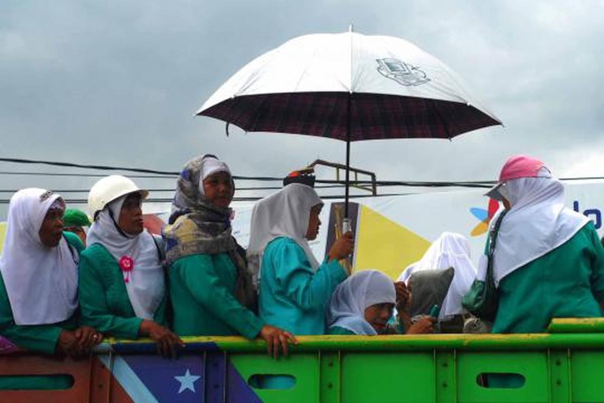 Dipasang kawat berduri, ratusan massa marah dengan polisi