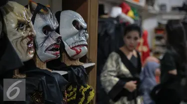 Topeng berbentuk setan dijual ditempat penyewaan kostum Helloween di Jakarta, Jumat (30/10/2015).  Jelang perayaan Helloween penyewaan kostum Helloween ramai diburu penyewa, harga bervariatis dari 300rb hingga 1juta. (Liputan6.com/Faizal Fanani)