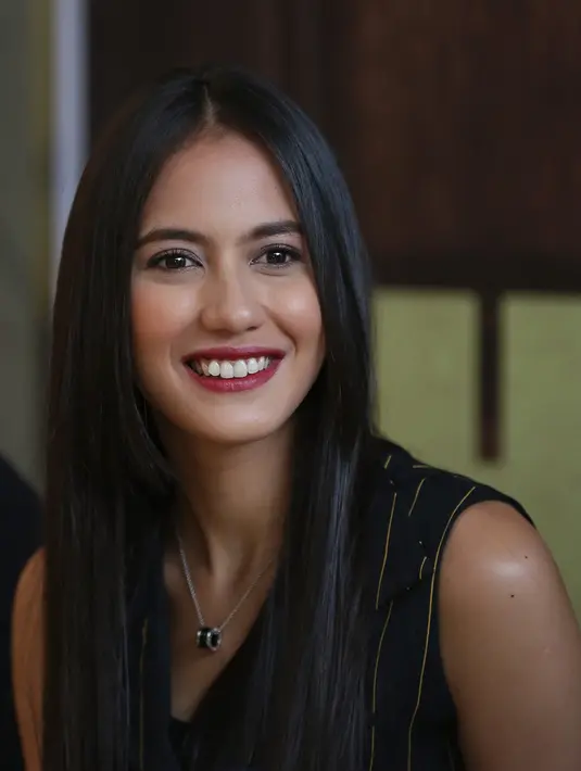 Pevita Pearce ingin keluar dari zona nyaman dalam kariernya. Mencoba sesuatu yang baru demi menambah kemampuan aktingnya. Kini, ia bermain dalam film The Guys bersama dengan Raditya Dika. (Nurwahyunan/Bintang.com)