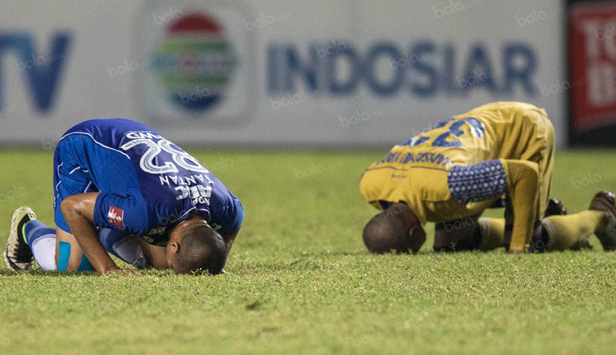 Pemain Persib, Tantan, dan pemain Barito Putera, Hansamu Yama, melakukan sujud usai laga TSC 2016 di Stadion Pakansari, Bogor, Jawa Barat, Sabtu (13/8/2016). Persib menang 2-0 atas Barito Putera. (Bola.com/Vitalis Yogi Trisna)